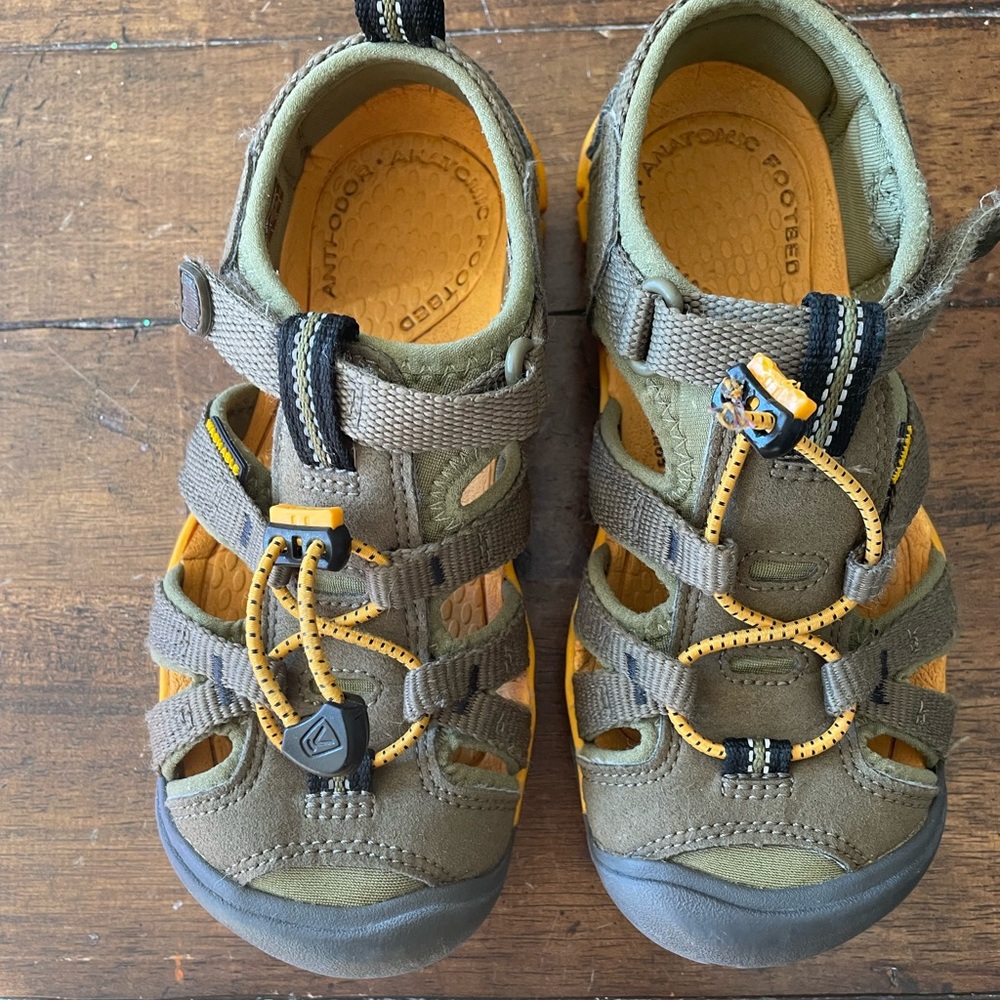 Keen, size 13. Army green with gold/yellow. Great condition. Worn <5 times.